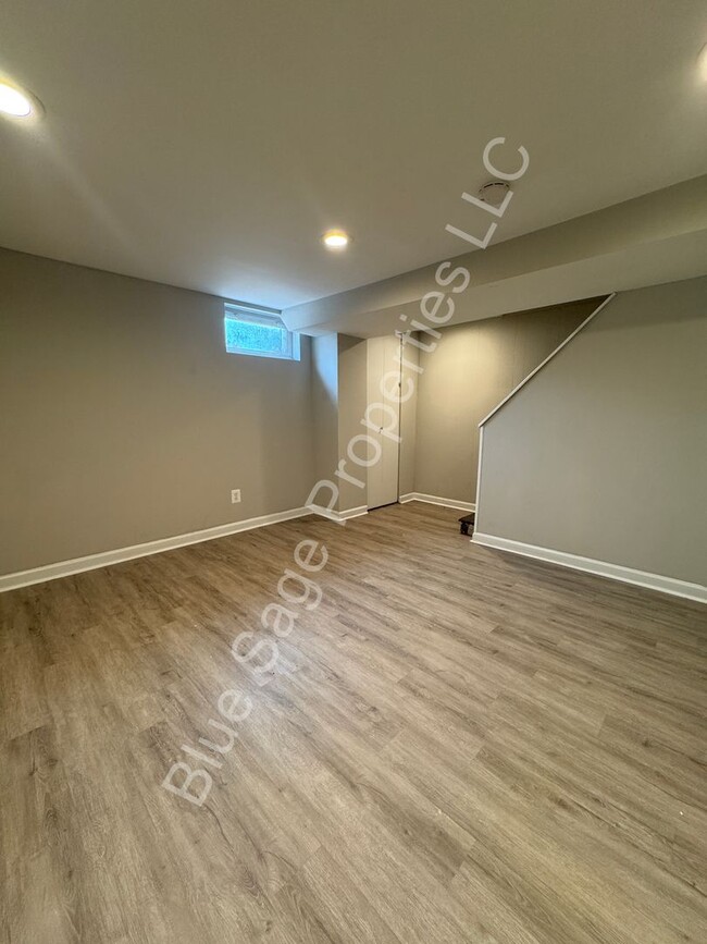 Building Photo - Beautiful 3 bedroom, 2 full bathroom with ...