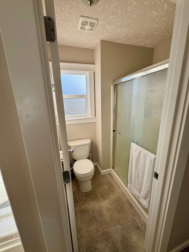 Building Photo - RARE! 5 Bedroom Rental Home pre-leasing for the end of February! Entertainers' Paradise - Pet Fri...