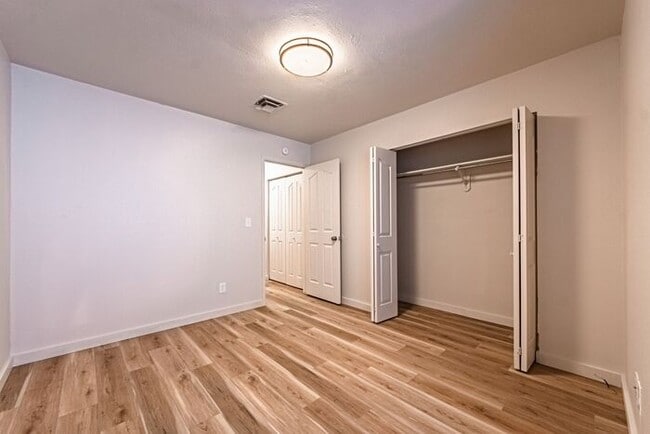 Building Photo - Renovated Charming 2-Bedroom Duplex