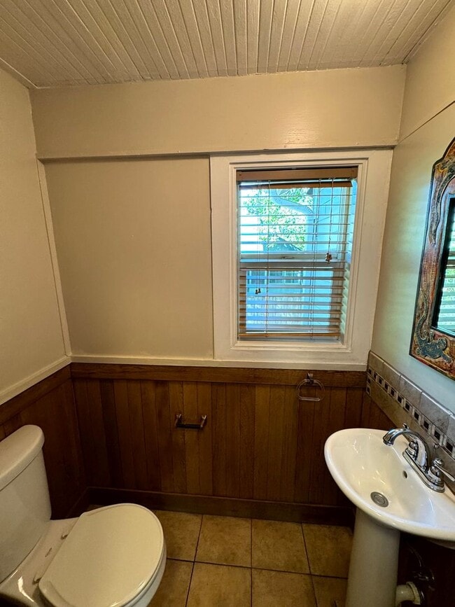 Building Photo - 4 Bedroom House Near Downtown Eugene