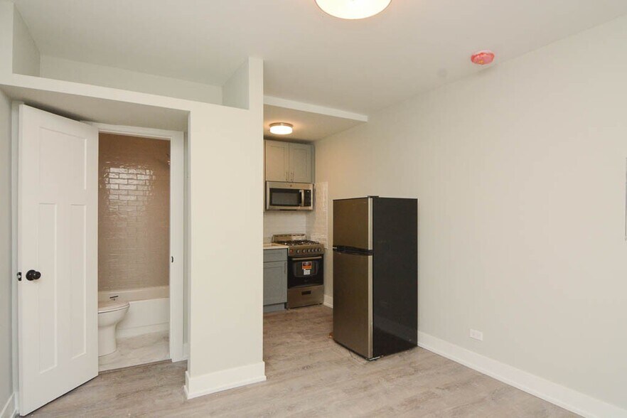 Building Photo - 510 W Belmont Ave