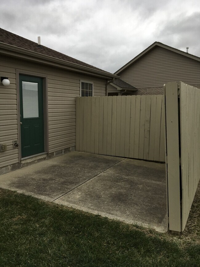 Building Photo - 2207 Shamrock Ln