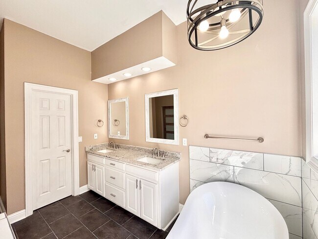 Building Photo - Stunning 5-Bedroom Home with Breathtaking Lake & Golf Course Views – Pelican Point Subdivision