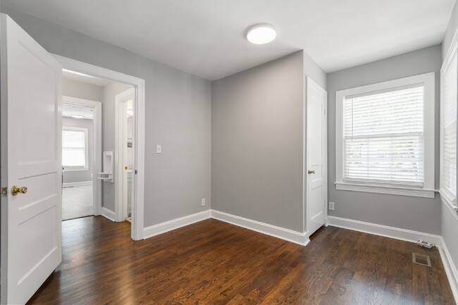 Building Photo - Freshly renovated duplex near Charlotte Av...