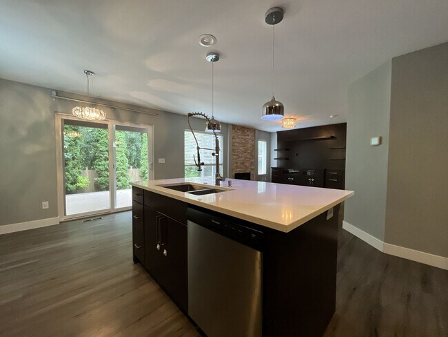 Building Photo - Beautiful 5BD/3BA Home with Soaking Tub, Island Kitchen & Attached 2-Car Garage