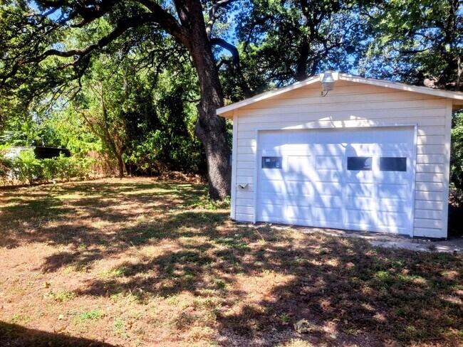 Building Photo - 4 bedroom, 2 bath home, Handicap accessible