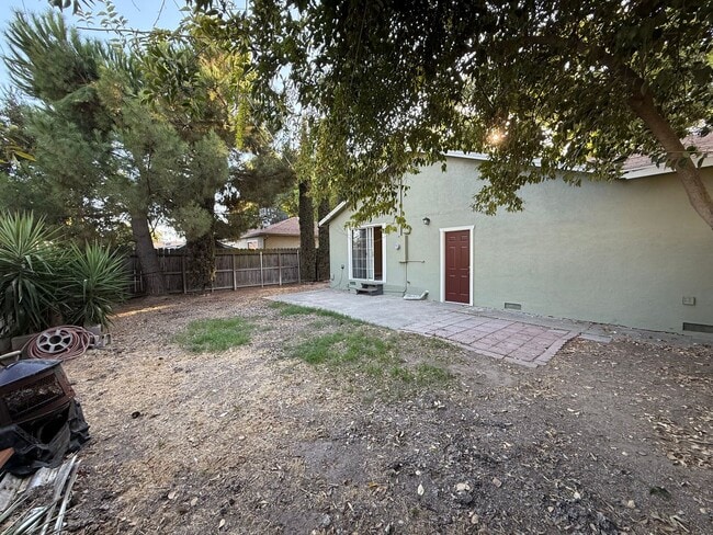 Building Photo - Recently updated single story home in Mode...