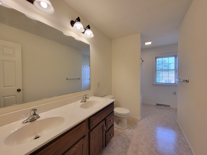 Building Photo - 74 Gable Dr