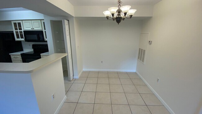 Building Photo - 2 Bedroom, 2 Bath in Kissimmee!