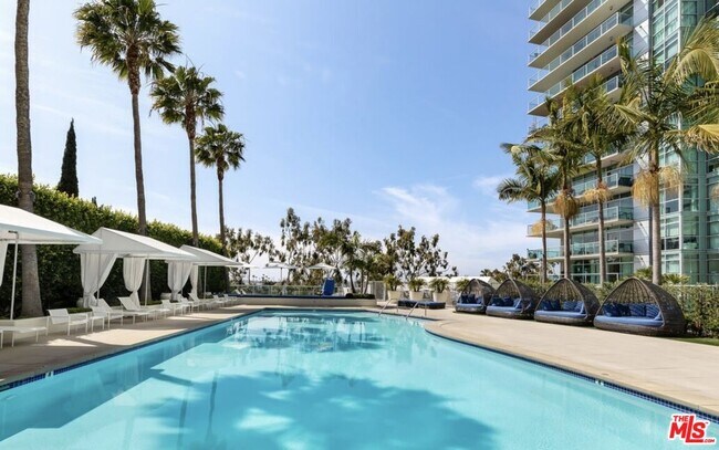 Building Photo - 13700 Marina Pointe Dr