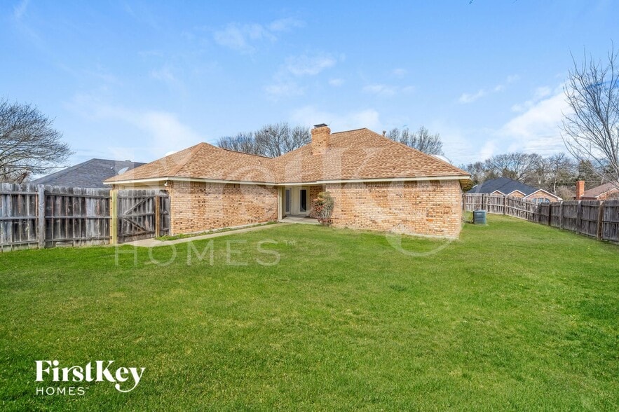 Building Photo - 700 Robin Meadow Dr