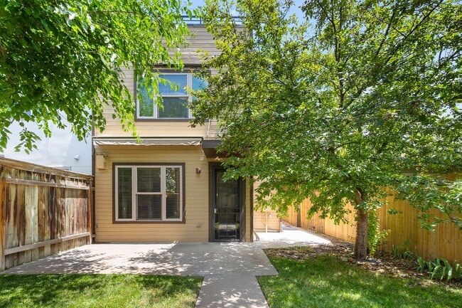 Building Photo - LUX 4BD, 5BA SloHi Home with Finished Base...