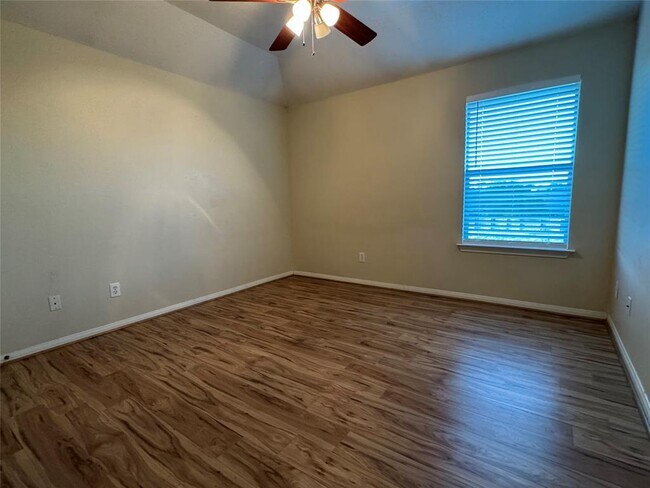 Building Photo - 3335 Southdown Dr