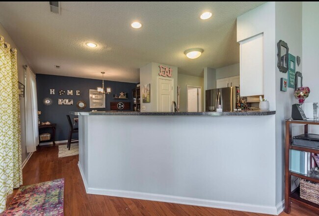 Building Photo - 8737 Shoreham Blvd
