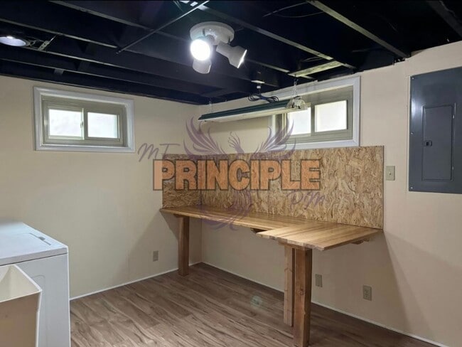 Building Photo - Updated 3 Bedroom House in a Family Friendly Neighborhood