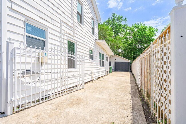 Building Photo - 3210 Oakdale St