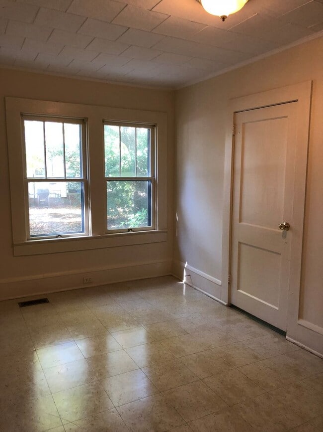 Building Photo - 1211 N Main St