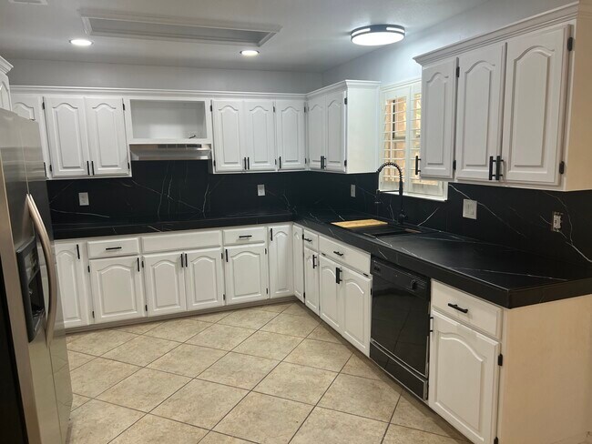 Building Photo - 8619 London Heights