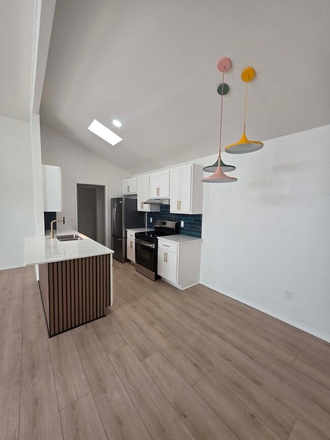 Building Photo - HF:2307 N Lincoln Ave