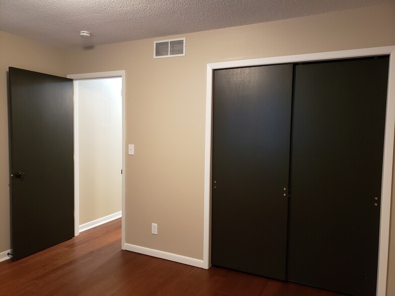 Building Photo - 1521 N Dakota Ave