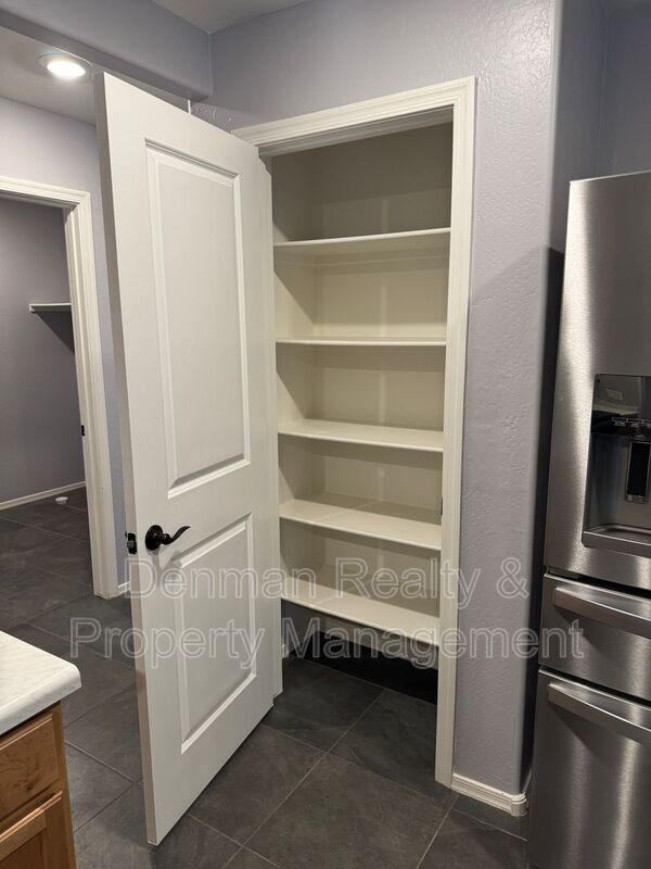 Building Photo - 1633 W Pinkley Ct