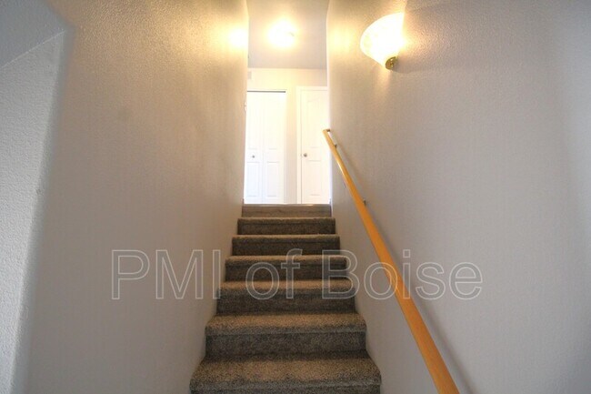 Building Photo - 1031 E Iowa Ave