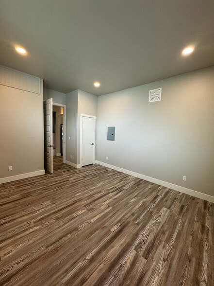 Building Photo - 225 2nd St