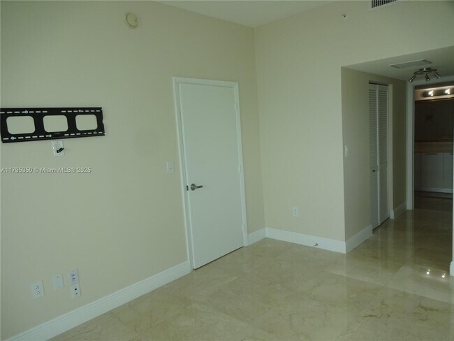 Building Photo - 1800 N Bayshore Dr