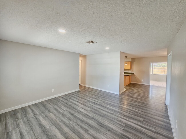 Building Photo - 608 Tangerine Ave