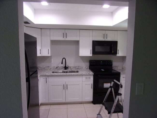 Building Photo - 1505 SE Royal Green Cir