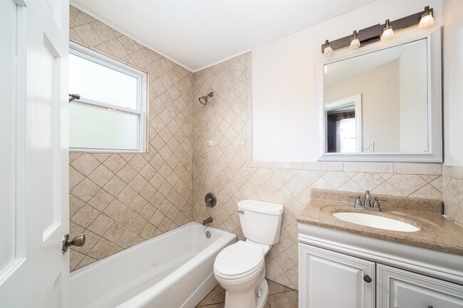 Building Photo - 46 E 16th St