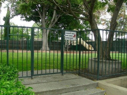 Building Photo - Updated Top Floor Corner Unit-Community Po...