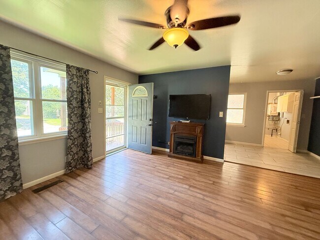 Building Photo - Adorable 3/1 Bungalow with $150 flat fee utilities