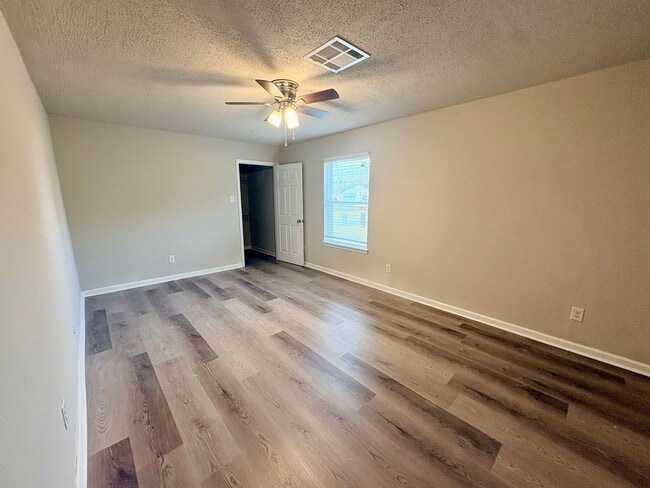 Building Photo - 5839 Kingsbury Ln