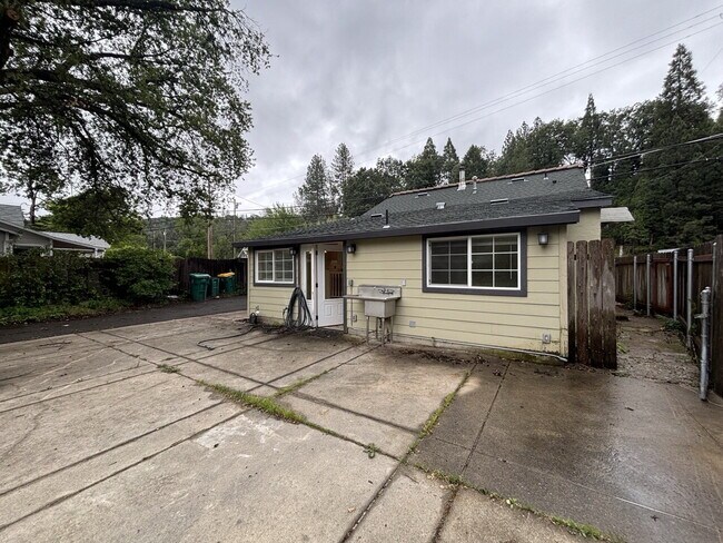 Building Photo - Ideally located 3/2 home in Placerville for rent