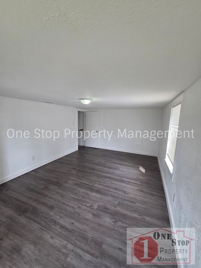 Building Photo - Beautiful 4 Bedroom 2 Bathroom in Kansas City!