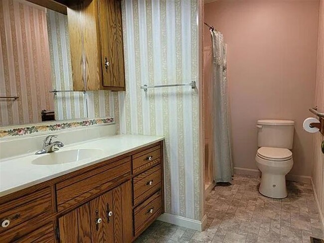 Building Photo - SERENE & CUTE HOME