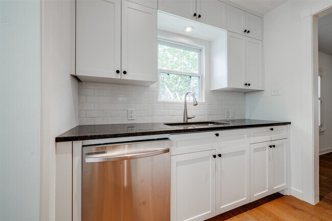 Building Photo - 6204 Kirby Dr