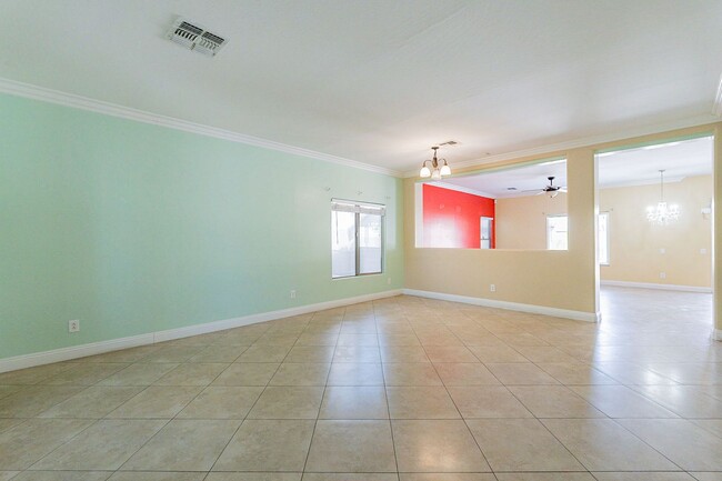 Building Photo - Spacious and Inviting 3-Bedroom Home Near ...