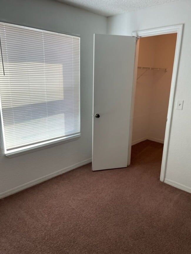 Building Photo - Venetian place two bedroom Condo