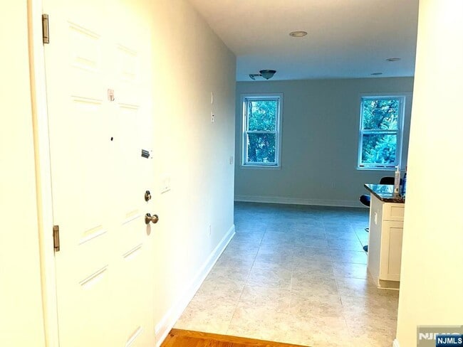 Building Photo - 10-12-12 Morton Pl