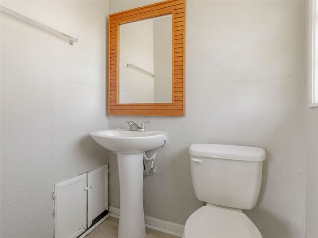 Building Photo - 1114 W 11th St