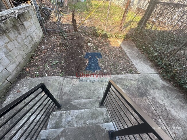 Building Photo - 404 N Hobart St