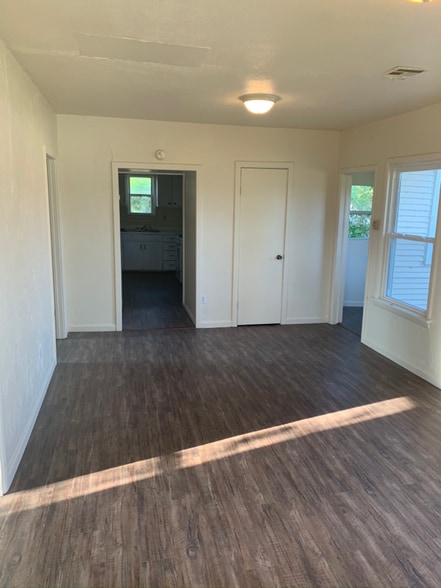 Building Photo - 2026 W Vine Ave