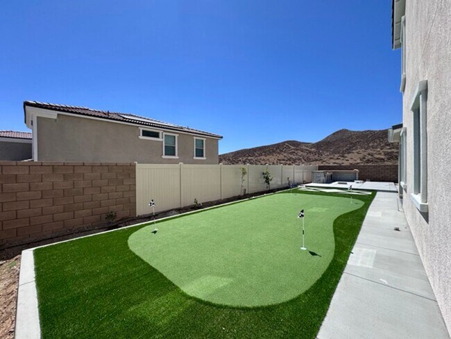 Building Photo - Spacious 5BD/3BA Home with Loft, Solar & B...