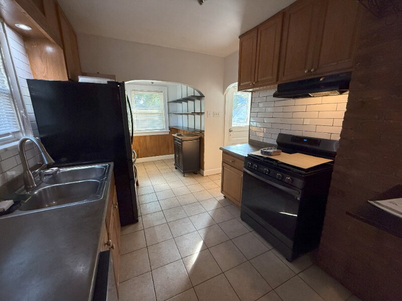 Building Photo - 3347 W 131st St