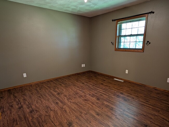 Building Photo - 204 Hickory Dr