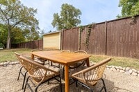 Building Photo - 902 S Douglas Ave