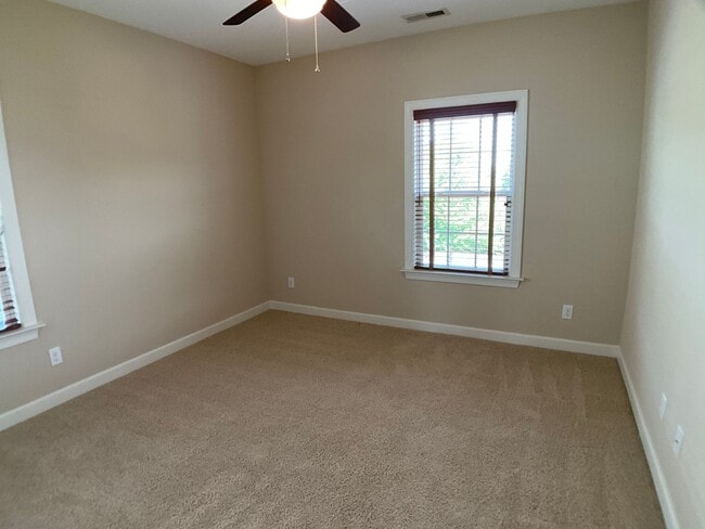 Building Photo - Absolutely Gorgeous and Spacious in Renais...
