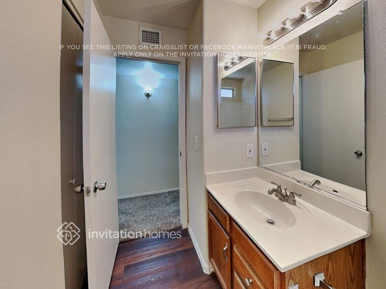 Building Photo - 8030 W Paradise Dr